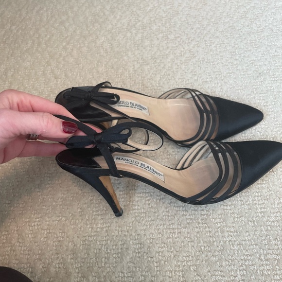Manolo Blahnik Satin Pumps with bow detail - Picture 3 of 4